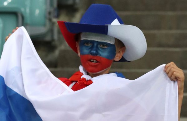 外媒:俄罗斯队小球迷为俄球员恢复血性男儿本色