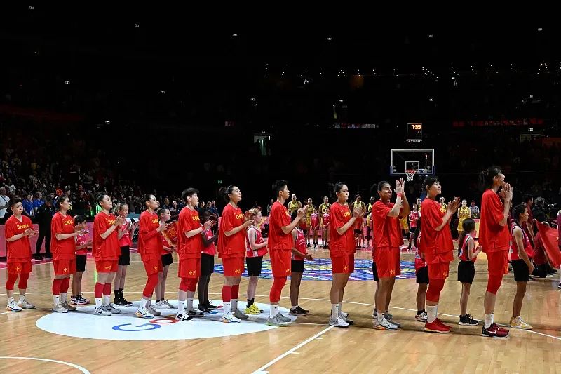中国女篮站上世界杯决赛李梦突然生病教练组对话