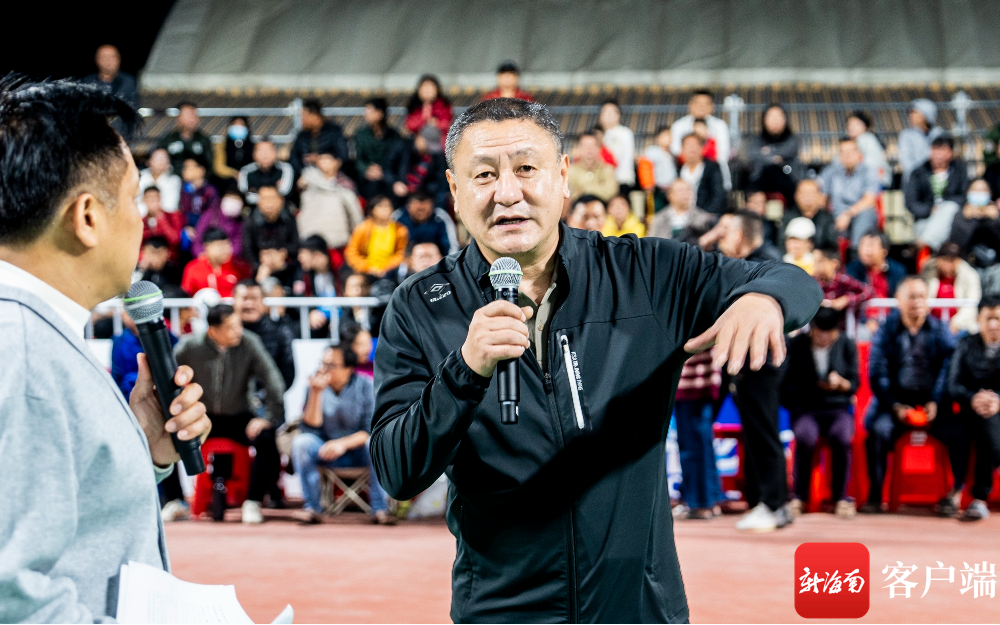中国国家男子足球队前队长马明宇（右）亮相海南“村VA”迎春赛。记者 李昊 摄