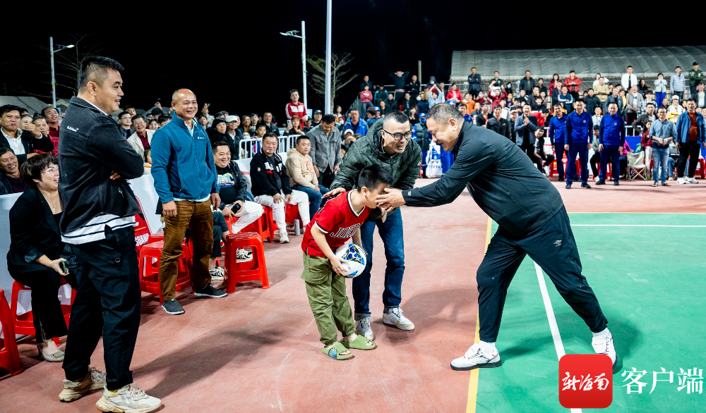 中国国家男子足球队前队长马明宇（右）亮相海南“村VA”迎春赛，与现场观众、球迷互动。记者 李昊 摄