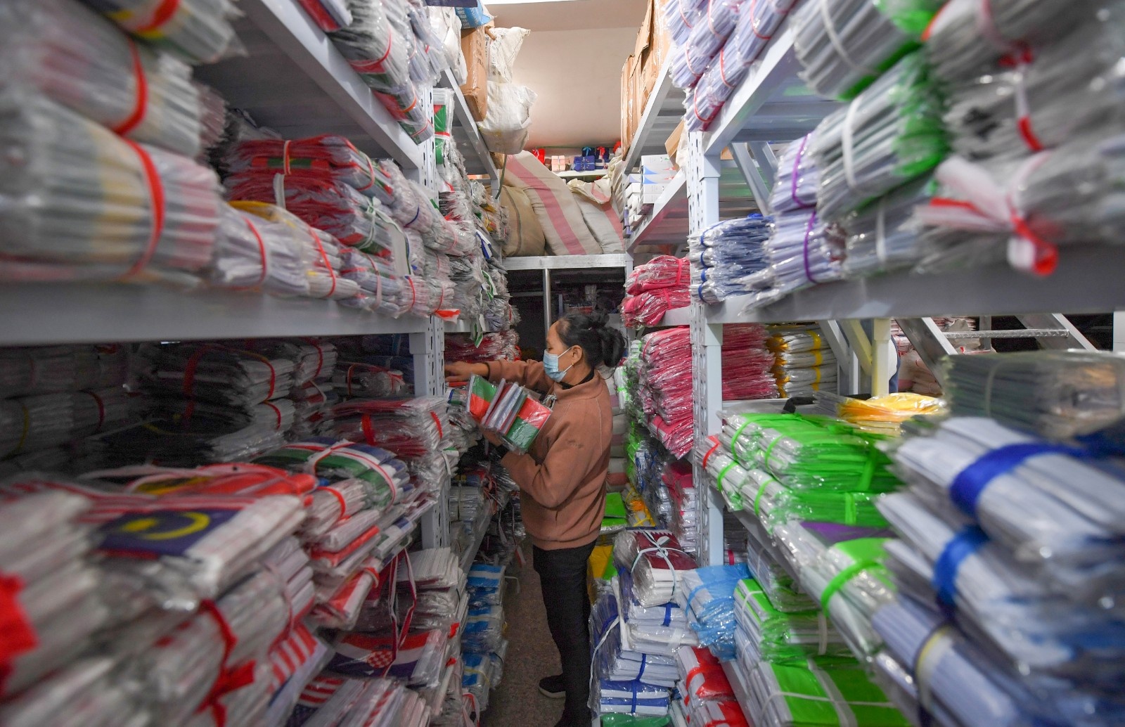 在义乌的一家企业仓库内，工作人员整理世界杯国旗产品。（图片由CNSPHOTO提供）