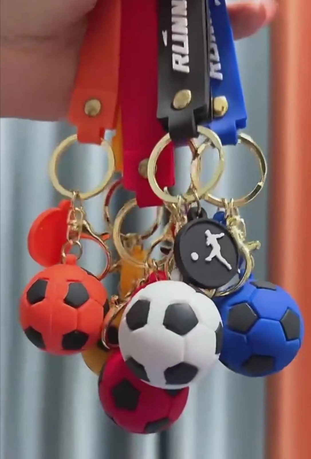义乌小商品市场生产的世界杯钥匙扣。（图片由受访者提供）