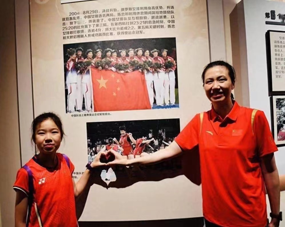 前中国女排功勋球员周苏红抱女儿罕见合影引球迷热议